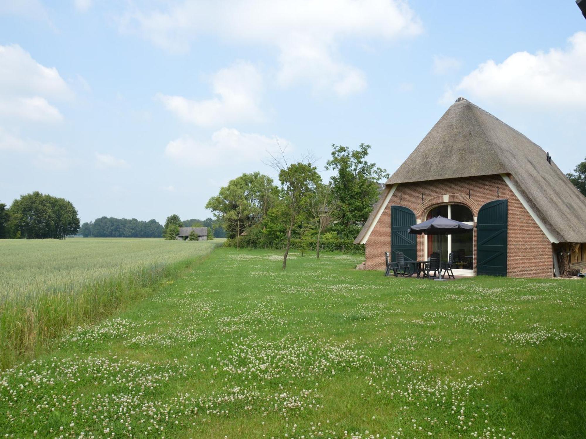 Quaint Farmhouse In Geesteren With Meadow View ภายนอก รูปภาพ