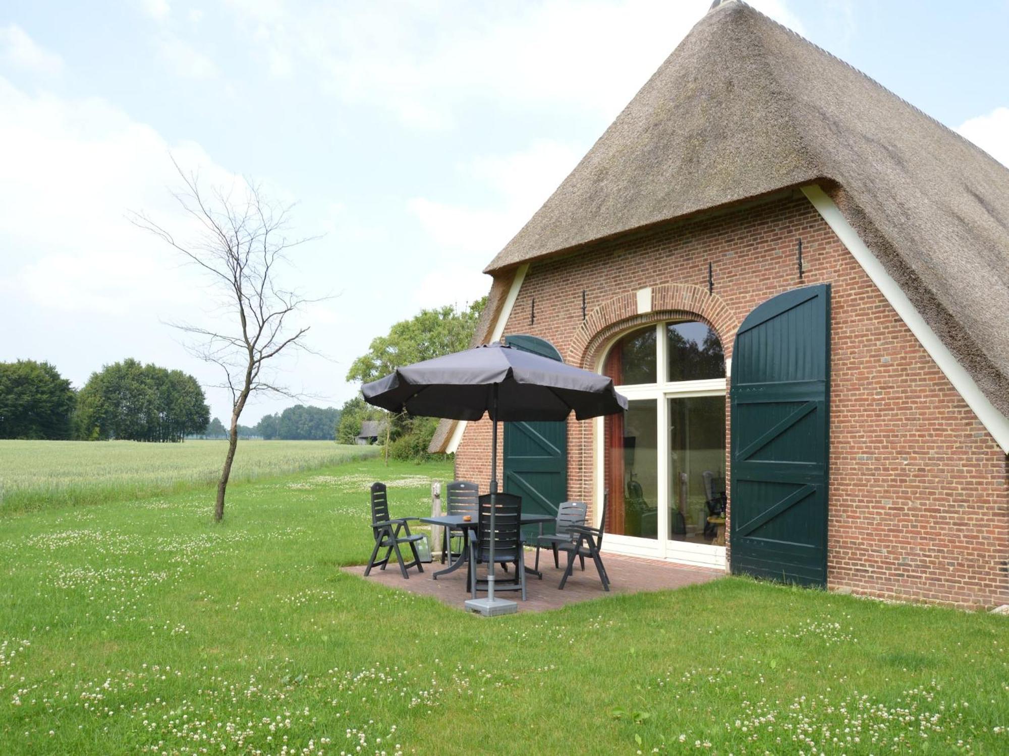 Quaint Farmhouse In Geesteren With Meadow View ภายนอก รูปภาพ